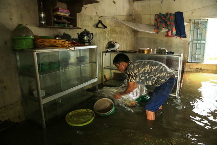 Hà Nội: Cuộc sống đảo lộn nơi người dân phải chèo thuyền trên đường - Ảnh 7.