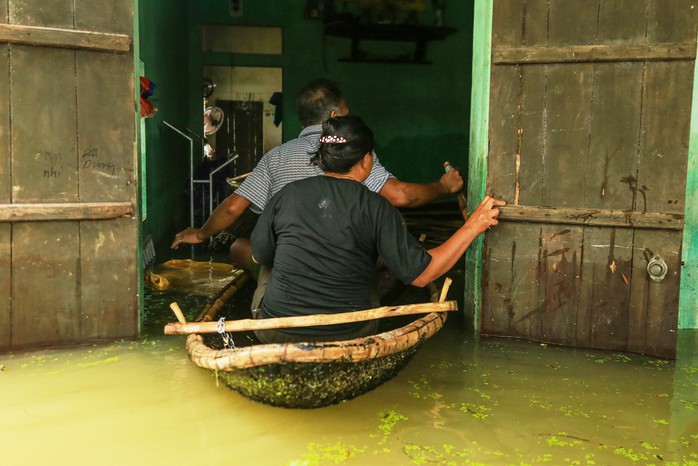 Hà Nội: Cuộc sống đảo lộn nơi người dân phải chèo thuyền trên đường - Ảnh 6.