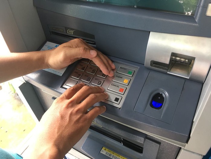 Ngân hàng Nhà nước yêu cầu giảm hạn mức rút tiền qua ATM vào đêm khuya - Ảnh 1.