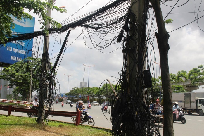 Phát khiếp mê cung dây điện, cáp quang chằng chịt - Ảnh 1.