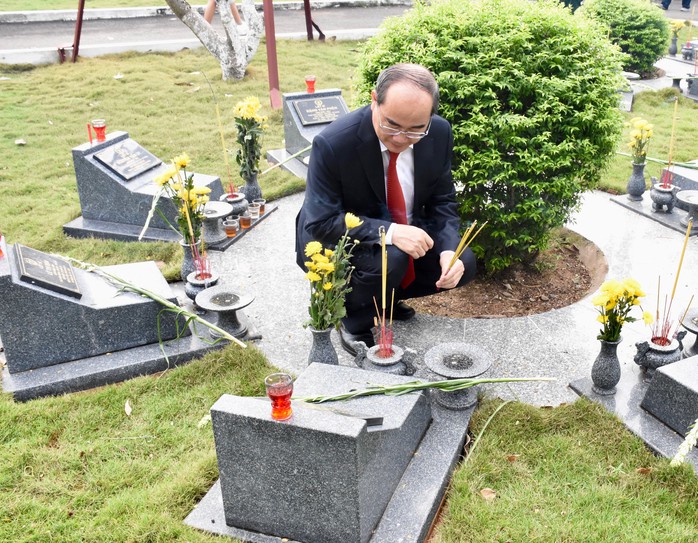 Lãnh đạo TP HCM dâng hương tưởng niệm các anh hùng liệt sĩ - Ảnh 2.