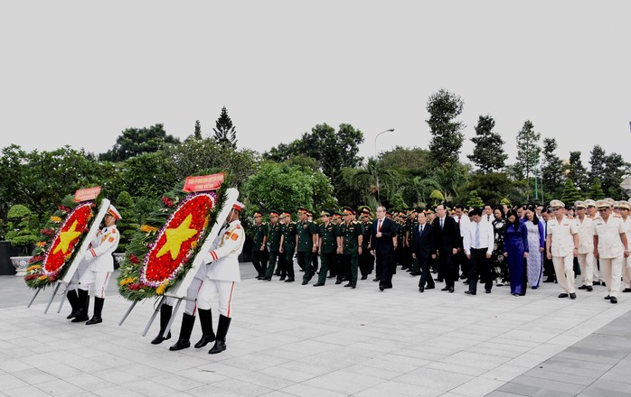 Lãnh đạo TP HCM dâng hương tưởng niệm các anh hùng liệt sĩ - Ảnh 1.