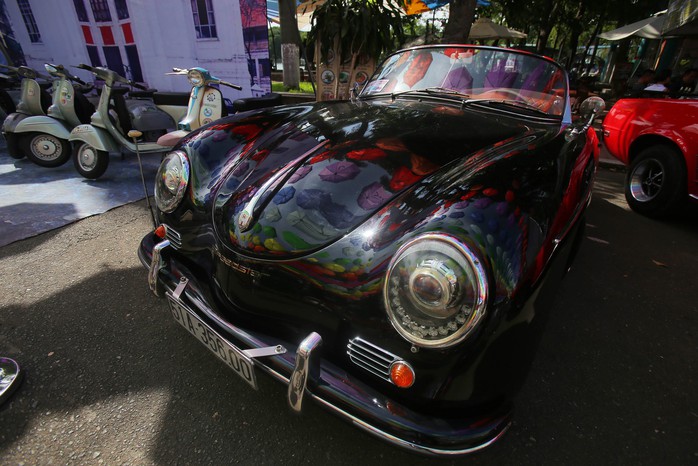Đội nắng chiêm ngưỡng hàng trăm xe cổ ở Sài Gòn. - Ảnh 6.