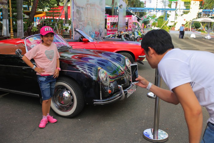 Đội nắng chiêm ngưỡng hàng trăm xe cổ ở Sài Gòn. - Ảnh 5.