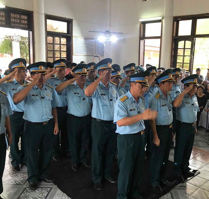 Nghẹn ngào lễ truy điệu 2 phi công Su-22 hy sinh tại Nghệ An - Ảnh 2.