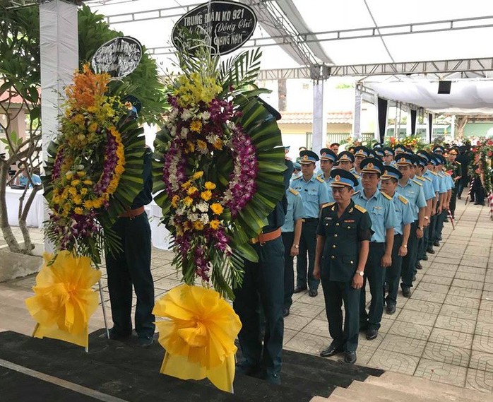 Nghẹn ngào lễ truy điệu 2 phi công Su-22 hy sinh tại Nghệ An - Ảnh 3.