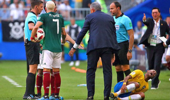 Bị chỉ trích ăn vạ, Neymar mỉa mai tuyển Mexico - Ảnh 1.
