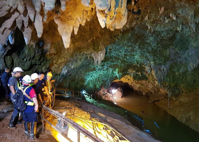 Vụ đội bóng mắc kẹt:  May mà các em không bước xuống dòng nước xiết - Ảnh 1.