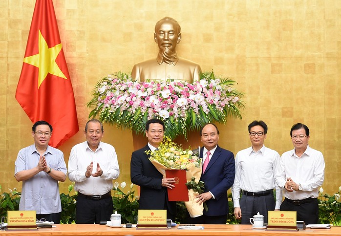Thủ tướng trao quyết định giao quyền Bộ trưởng TT-TT cho ông Nguyễn Mạnh Hùng - Ảnh 2.