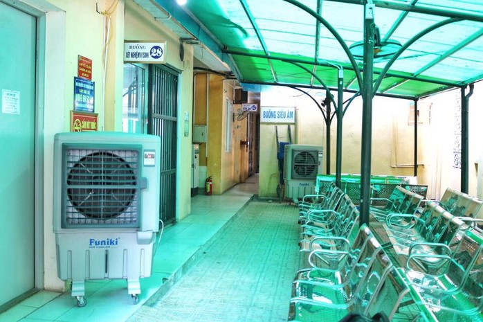 Nắng nóng, bệnh viện cắt điện phòng nhân viên để phục vụ bệnh nhân - Ảnh 3.