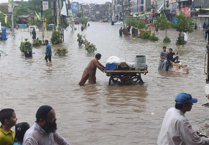 Pakistan: Mưa lớn nhất trong 38 năm, 2 hố tử thần khổng lồ há mồm - Ảnh 5.