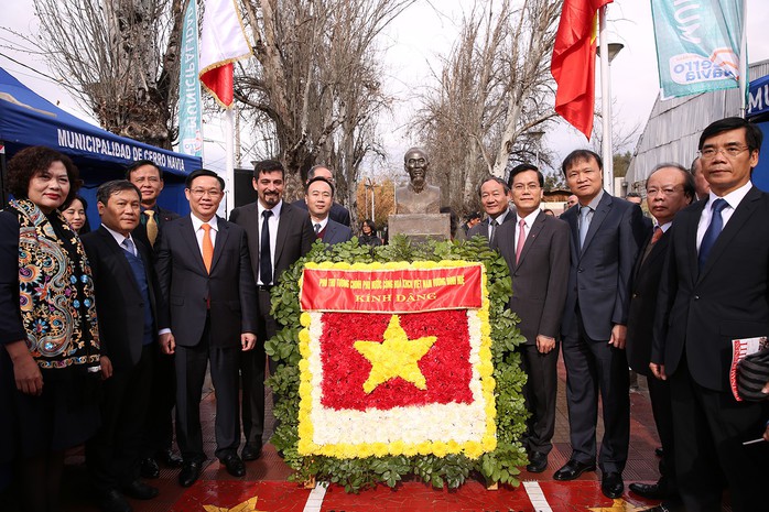 Phó Thủ tướng Vương Đình Huệ dâng hoa tại Công viên Hồ Chí Minh tại Chile  - Ảnh 1.