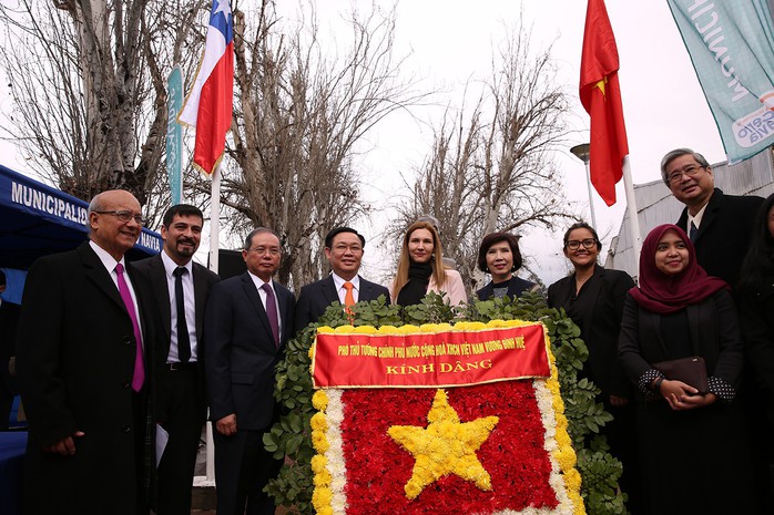Phó Thủ tướng Vương Đình Huệ dâng hoa tại Công viên Hồ Chí Minh tại Chile  - Ảnh 3.