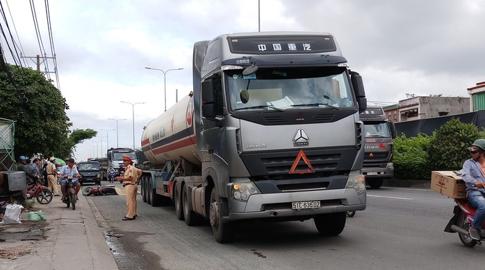 Né xe từ hẻm lao ra, người đàn ông tử vong dưới bánh xe bồn - Ảnh 1.