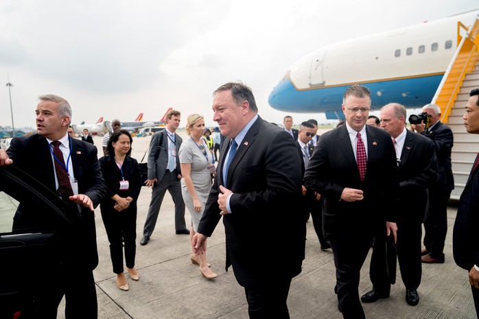 Tổng Bí thư Nguyễn Phú Trọng vui vẻ bắt tay Ngoại trưởng Mỹ Mike Pompeo - Ảnh 3.