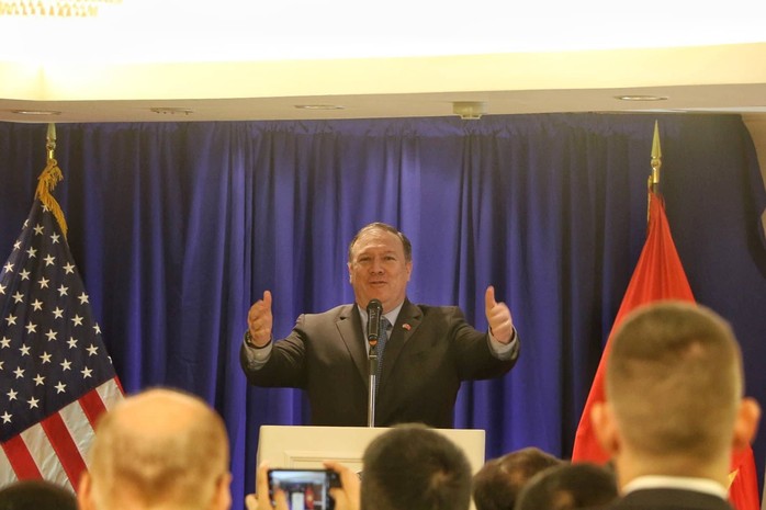 Ngoại trưởng Mike Pompeo dạo phố đi bộ Hà Nội - Ảnh 5.