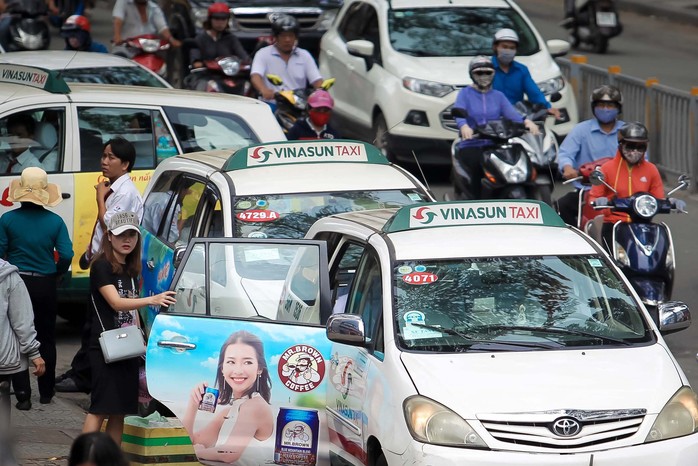 Taxi truyền thống lại đấu Grab - Ảnh 1.