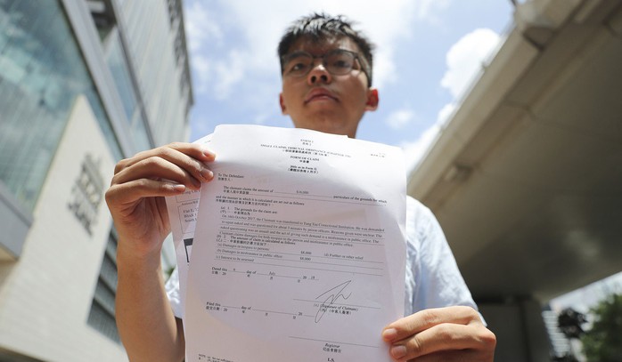 Hồng Kông: Joshua Wong tố bị thẩm vấn khi không mảnh vải che thân - Ảnh 1.