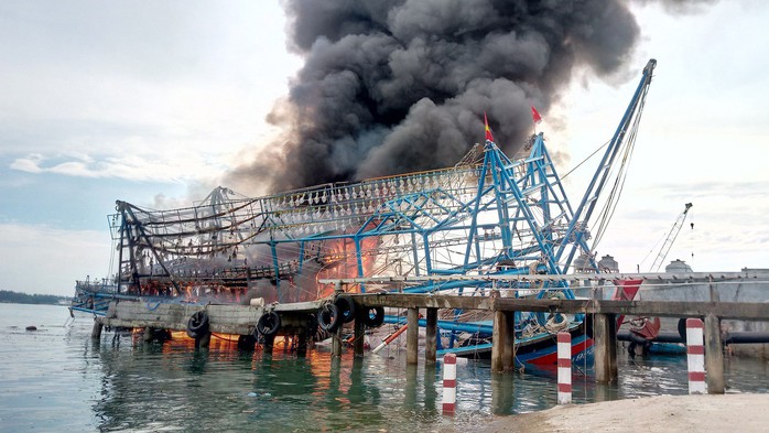 Tàu cháy giữa biển, 11 ngư dân Quảng Nam suýt chết - Ảnh 1.