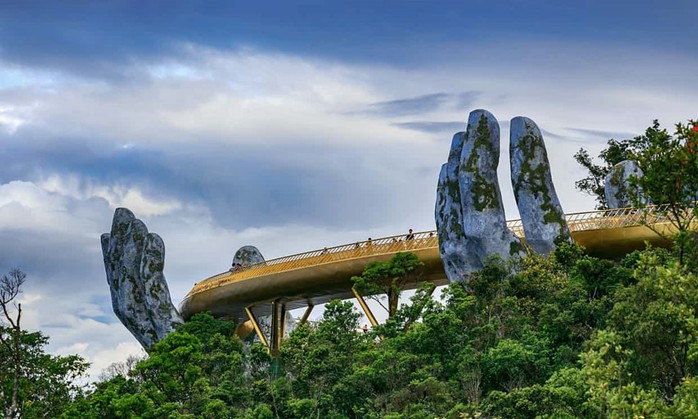 Cầu Vàng Đà Nẵng vào top những cầu đi bộ ấn tượng nhất thế giới - Ảnh 1. Cầu Vàng Đà Nẵng vào top những cầu đi bộ ấn tượng nhất thế giới - Ảnh 1.