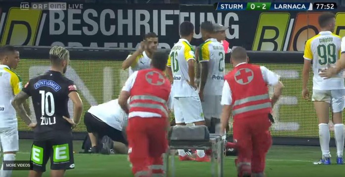 Trọng tài biên Europa League bị ném vỡ đầu, chảy máu bê bết - Ảnh 2.