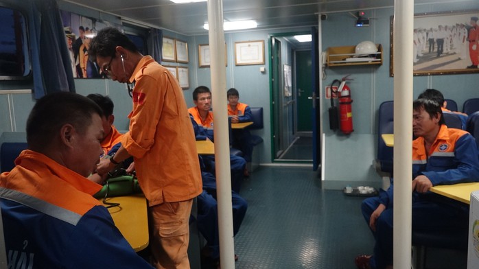 11 thuyền viên gặp nạn trên biển may mắn được cứu - Ảnh 1.