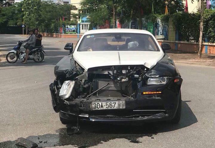 “Húc” nhau với Honda CRV, siêu xe Rolls-Royce “toác đầu” - Ảnh 4.