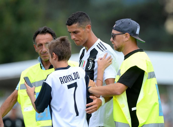 Trận ra mắt của Ronaldo kết thúc sớm vì fan cuồng - Ảnh 4.