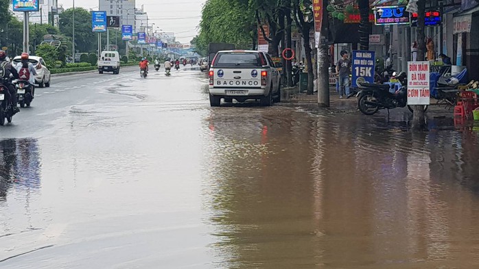 Triều cường làm ngập trong nội ô nhiều tỉnh, thành miền Tây - Ảnh 11.