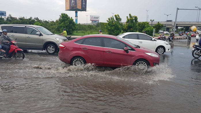 Triều cường làm ngập trong nội ô nhiều tỉnh, thành miền Tây - Ảnh 8.