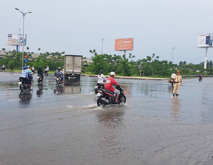 Triều cường làm ngập trong nội ô nhiều tỉnh, thành miền Tây - Ảnh 9.