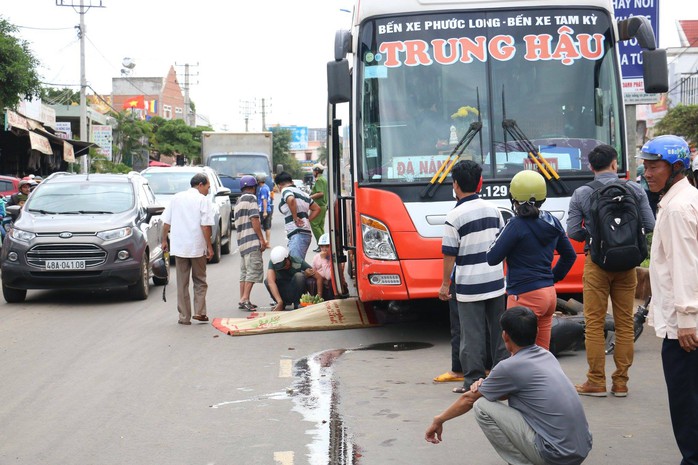 Bị xe khách kéo lê 10 m, người đàn ông tử vong tại chỗ - Ảnh 1.