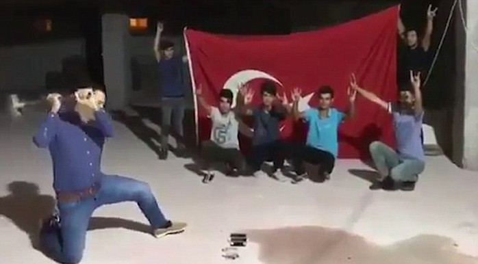 Thổ Nhĩ Kỳ: Người dân đập nát iPhone phản đối Mỹ - Ảnh 2.