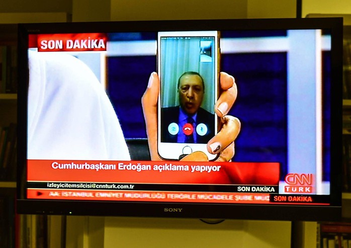 Thổ Nhĩ Kỳ: Người dân đập nát iPhone phản đối Mỹ - Ảnh 4.
