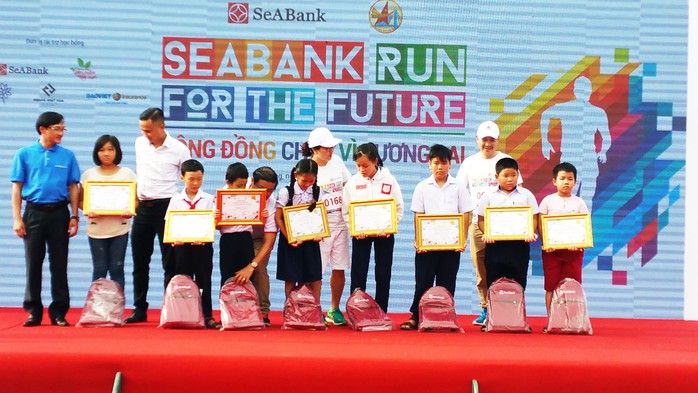 Gần 1.000 người chạy bộ gây quỹ học bổng cho trẻ em nghèo miền Trung - Ảnh 3.