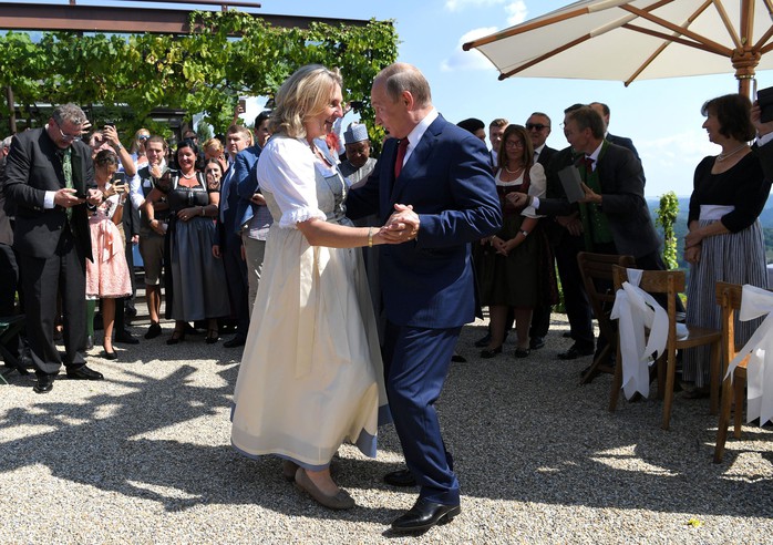 Ông Putin khiêu vũ với cô dâu tại đám cưới Bộ trưởng Ngoại giao Áo - Ảnh 3.