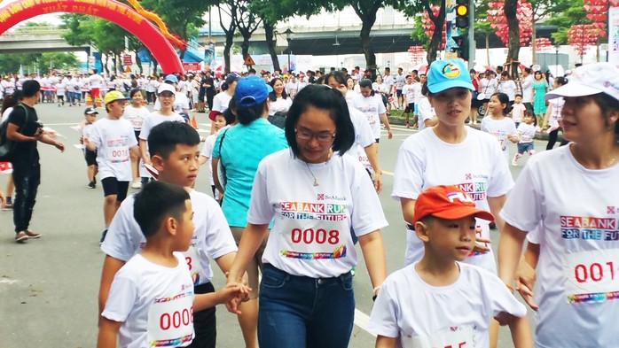 Gần 1.000 người chạy bộ gây quỹ học bổng cho trẻ em nghèo miền Trung - Ảnh 1.