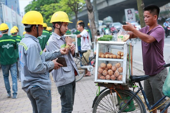 Tiền lương chỉ đủ để tồn tại - Ảnh 2.