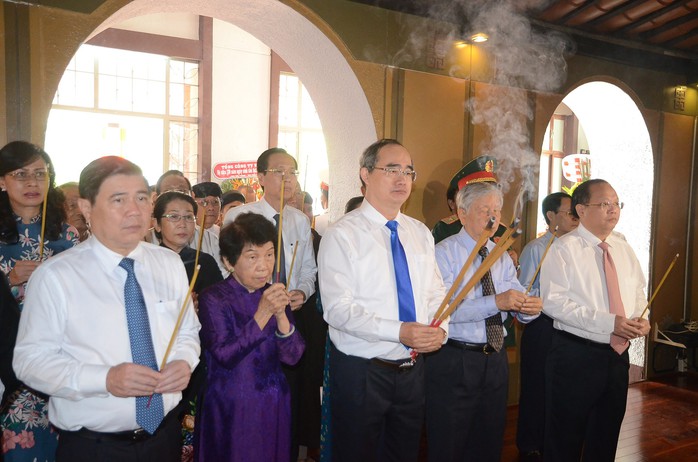 Lãnh đạo TP HCM dâng hương tưởng nhớ Chủ tịch Tôn Đức Thắng - Ảnh 1.