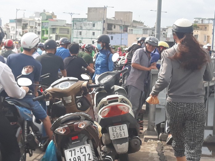 Nhảy cầu tự tử rồi ngoi lên... vẫy tay kêu cứu! - Ảnh 1.