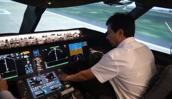 Ngắm tổ hợp buồng lái mô phỏng siêu máy bay A350, Boeing 787 đầu tiên tại Việt Nam - Ảnh 1.