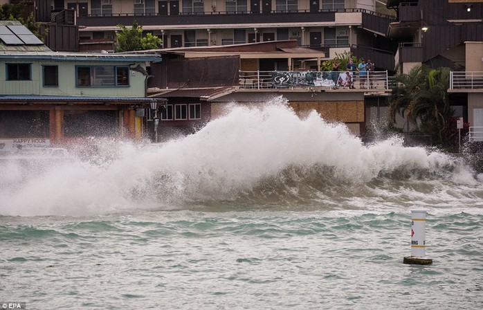 Tàu chiến và tàu ngầm Mỹ chạy khỏi Hawaii vì bão mạnh - Ảnh 1.