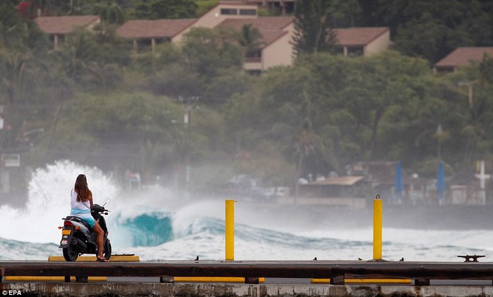 Tàu chiến và tàu ngầm Mỹ chạy khỏi Hawaii vì bão mạnh - Ảnh 2.