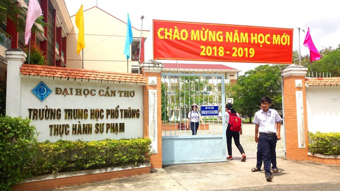 Sốc trước clip học sinh lớp 10 chơi trò chơi nhạy cảm - Ảnh 1.