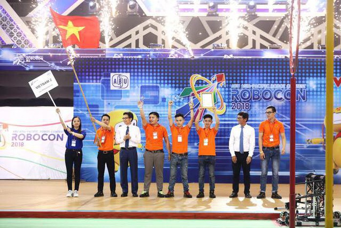 Thắng kịch tính Trung Quốc, Việt Nam 2 vô địch ABU Robocon 2018 - Ảnh 1.