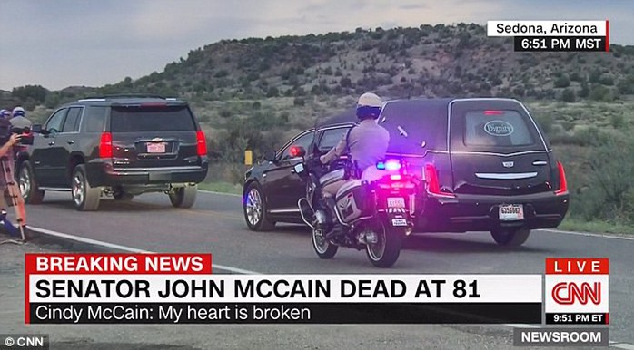 Cảnh sát hộ tống xe chở thi hài ông McCain về quê nhà - Ảnh 2.
