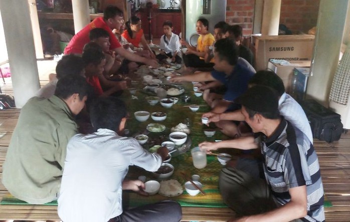 Bố thủ môn Bùi Tiến Dũng mổ trâu thết đãi dân làng cổ vũ Olympic Việt Nam - Ảnh 5.