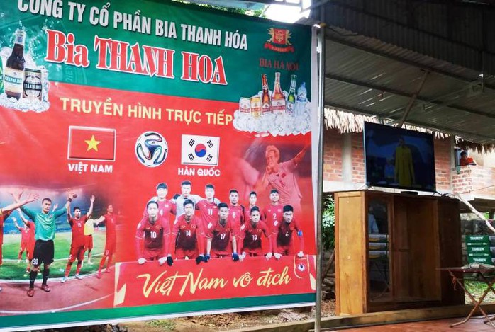 Bố thủ môn Bùi Tiến Dũng mổ trâu thết đãi dân làng cổ vũ Olympic Việt Nam - Ảnh 7.