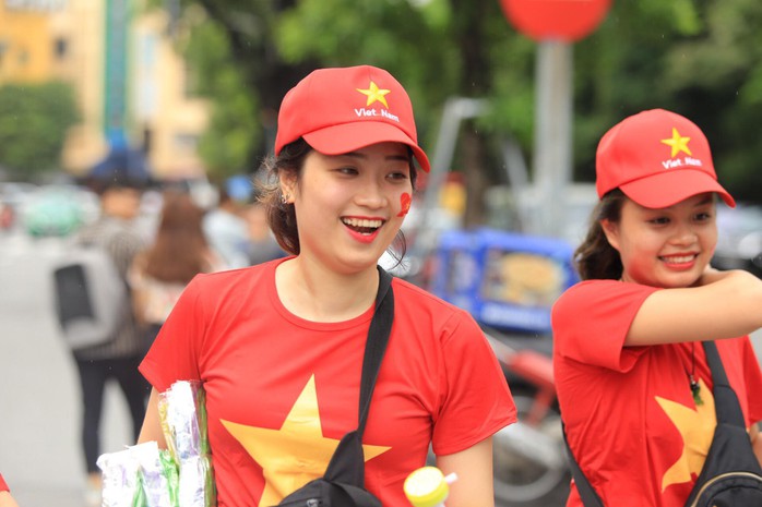 Người hâm mộ cả nước náo nức cổ vũ Olympic Việt Nam - Ảnh 10.
