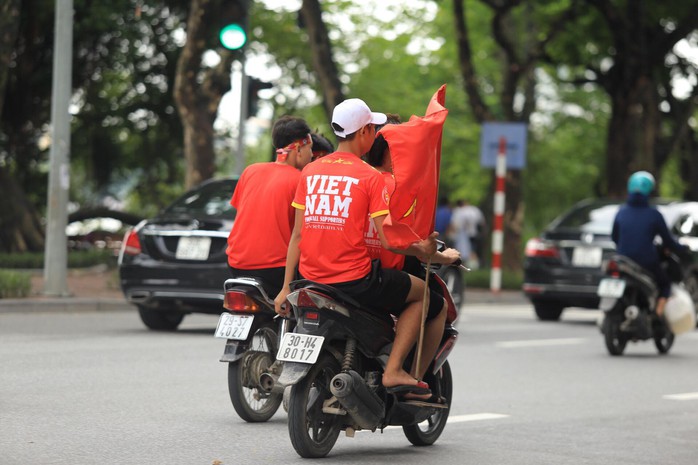 Người hâm mộ cả nước náo nức cổ vũ Olympic Việt Nam - Ảnh 11.